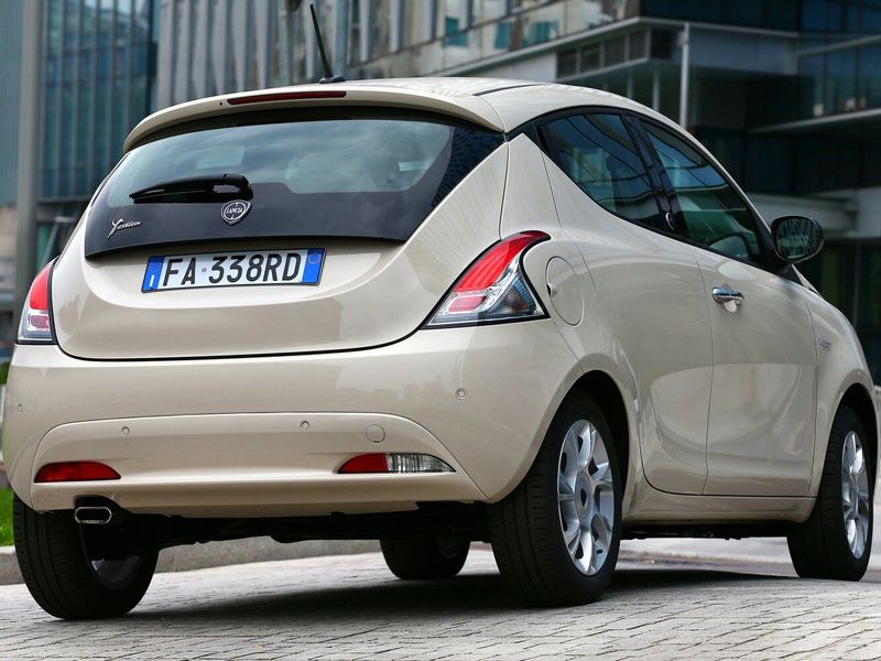 Lancia Ypsilon عملية فيس ليفت III (النوع 846)، هاتشباك 5 أبواب — منظر خلفي أيمن