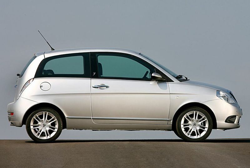 Lancia Ypsilon II (النوع 843) فيس ليفت، هاتشباك 3 أبواب — منظر من الجانب الأيسر