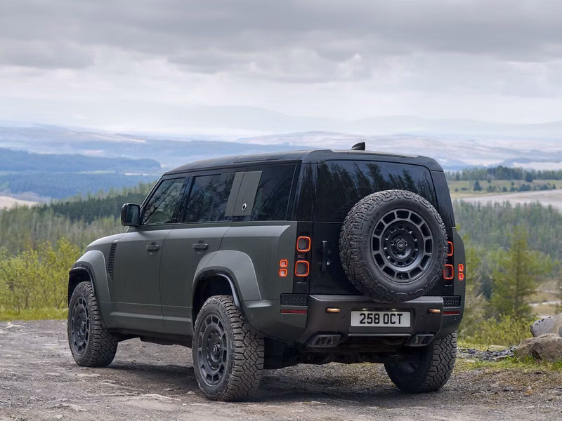 Land Rover Defender ثانياً، دفع رباعي 5 أبواب Octa — منظر خلفي بزاوية ثلاثة أرباع