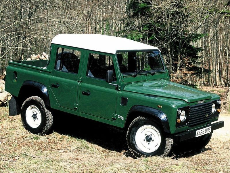 Land Rover Defender I، بيك أب بكابينة مزدوجة — منظر أمامي أيمن