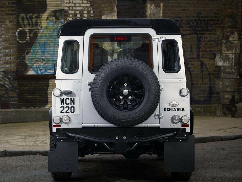 Land Rover Defender أنا فيس ليفت، دفع رباعي 3 أبواب — منظر خلفي