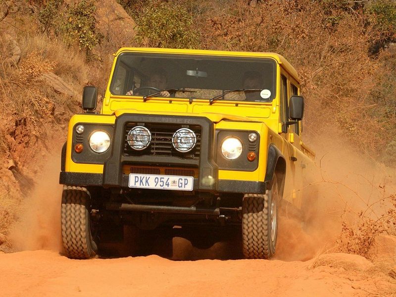 Land Rover Defender I، بيك أب بكابينة مزدوجة — منظر أمامي