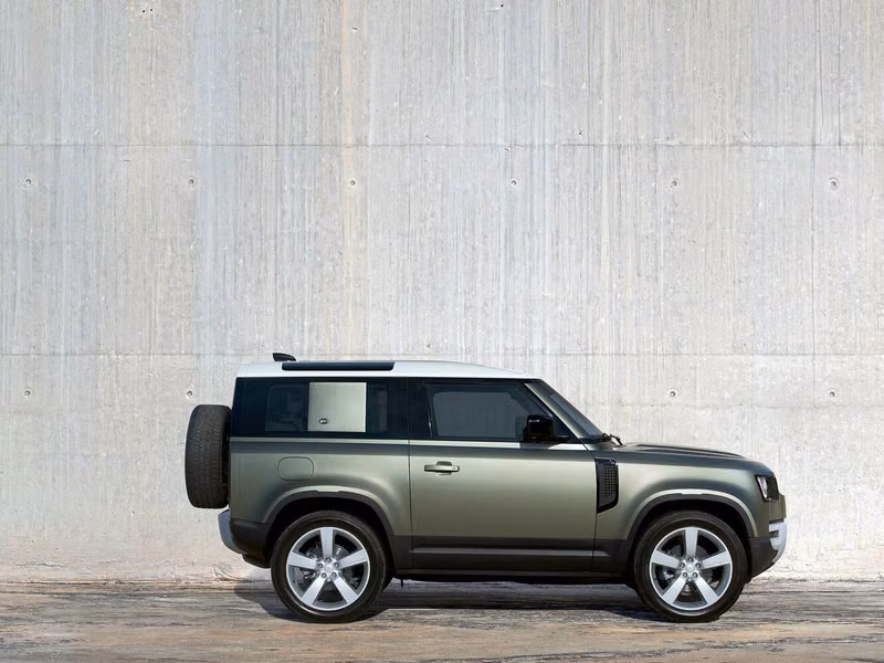 Land Rover Defender ثانياً، دفع رباعي 3 أبواب 90 — منظر من الجانب الأيسر