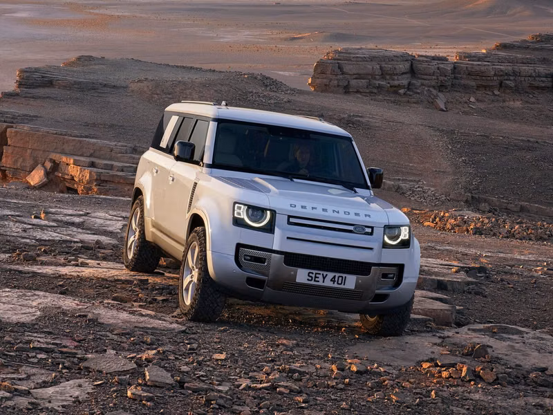 Land Rover Defender ثانياً، دفع رباعي 5 أبواب 130 — منظر أمامي بزاوية ثلاثة أرباع