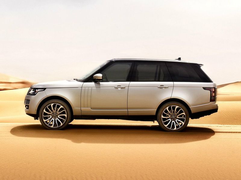 Land Rover Range Rover رابعاً، دفع رباعي 5 أبواب — منظر من الجانب الأيمن