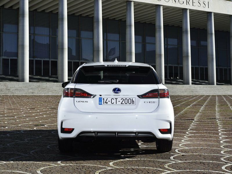 Lexus CT أنا فيس ليفت، هاتشباك 5 أبواب — منظر خلفي