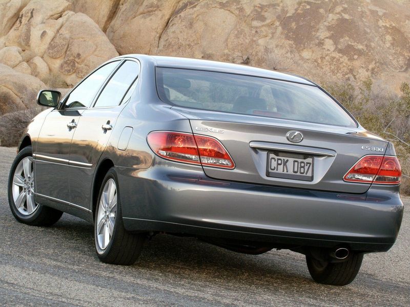 Lexus ES فيس ليفت IV، سيدان — منظر خلفي أيسر