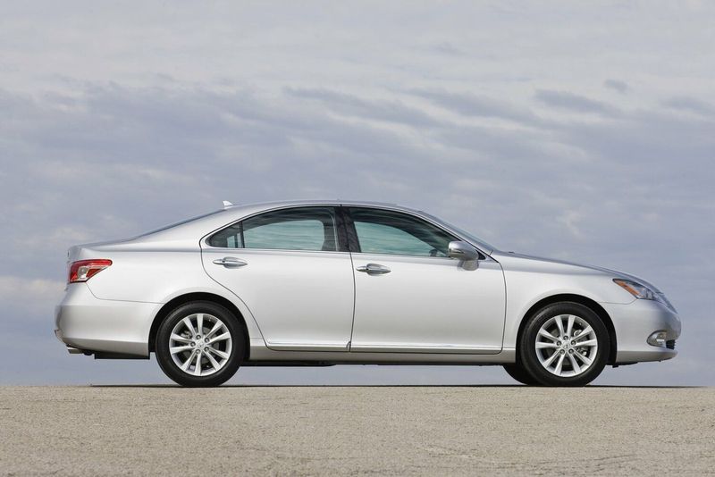 Lexus ES فيس ليفت V، سيدان — منظر من الجانب الأيسر