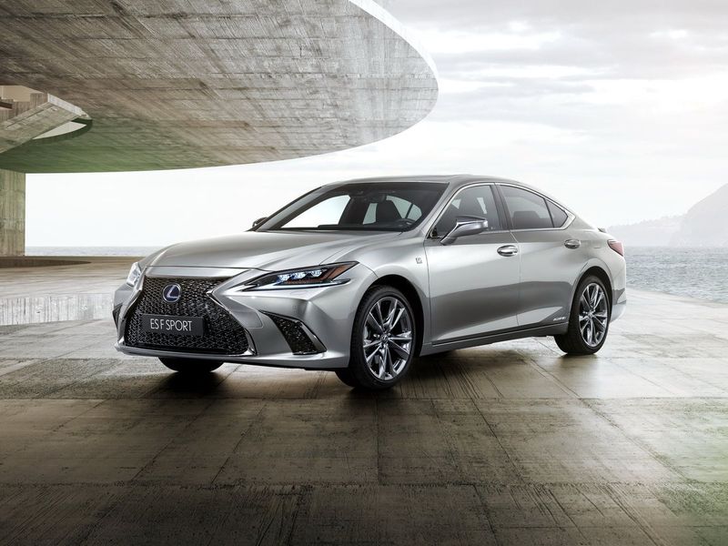Lexus ES سابعاً، سيدان — منظر أمامي أيمن
