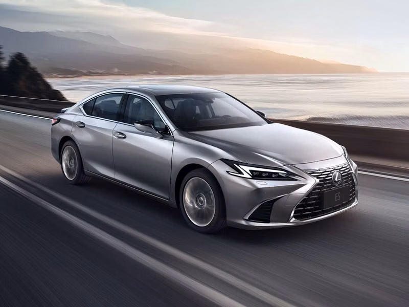 Lexus ES عملية فيس ليفت السابع 2، سيدان — منظر أمامي بزاوية ثلاثة أرباع