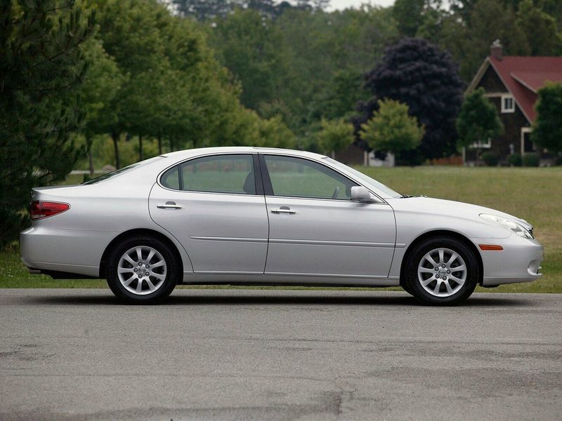 Lexus ES فيس ليفت IV، سيدان — منظر من الجانب الأيسر