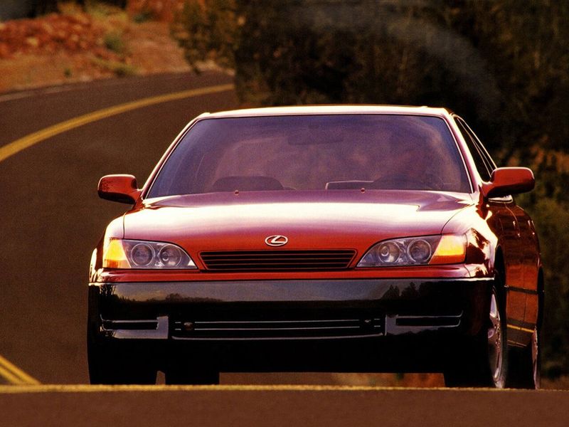 Lexus ES ثانياً، سيدان — منظر أمامي