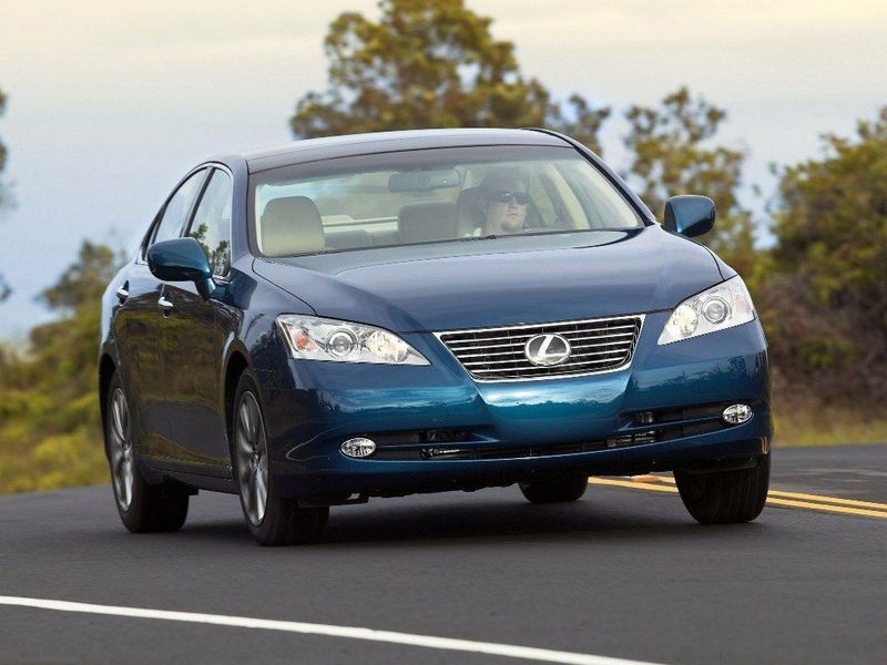 Lexus ES V، سيدان — منظر أمامي بزاوية ثلاثة أرباع
