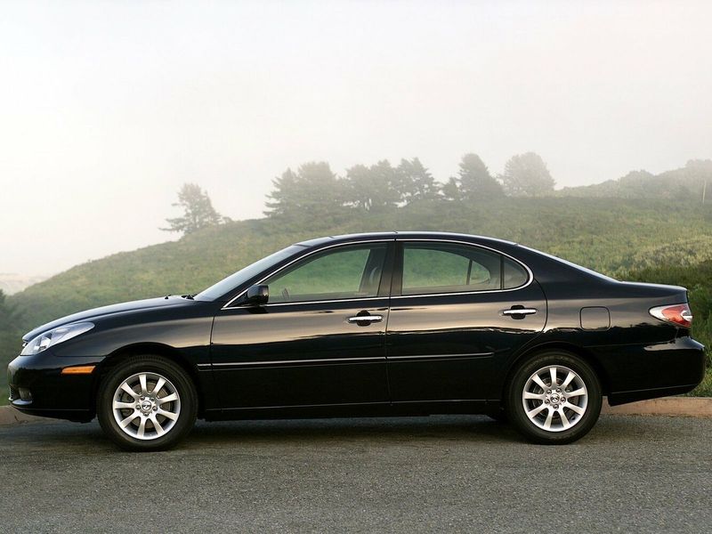 Lexus ES رابعاً، سيدان — منظر من الجانب الأيسر