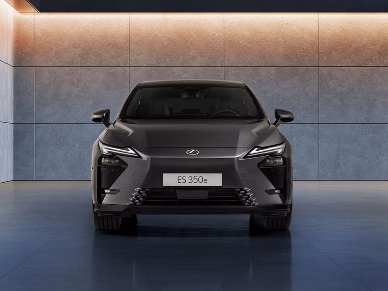 Lexus ES ثامناً، سيدان — منظر أمامي
