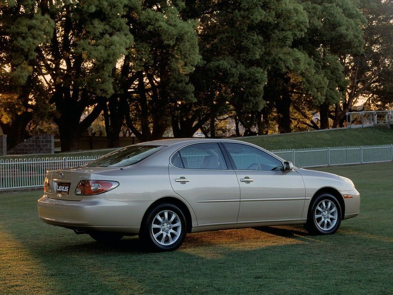 Lexus ES رابعاً، سيدان — منظر خلفي أيمن