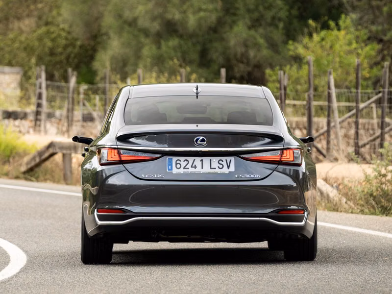Lexus ES فيس ليفت السابع، سيدان — منظر خلفي