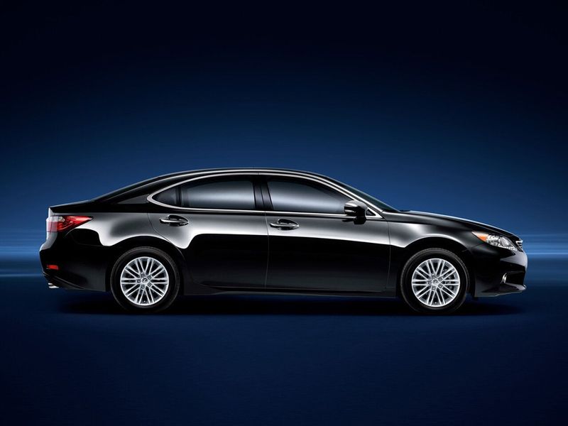 Lexus ES سادساً، سيدان — منظر من الجانب الأيمن