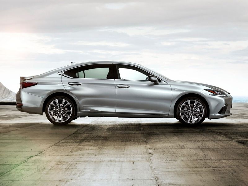 Lexus ES سابعاً، سيدان — منظر من الجانب الأيمن
