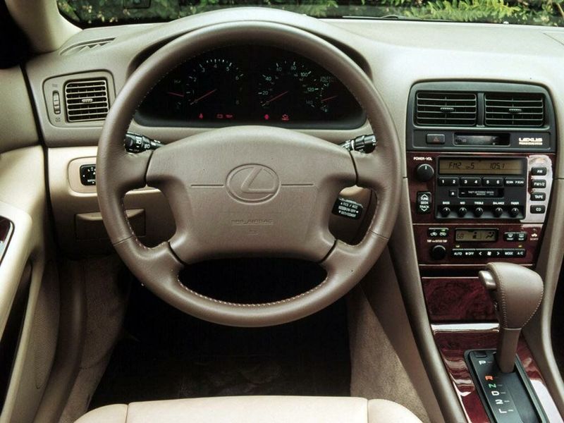 Lexus ES ثالثاً، سيدان — منطقة السائق