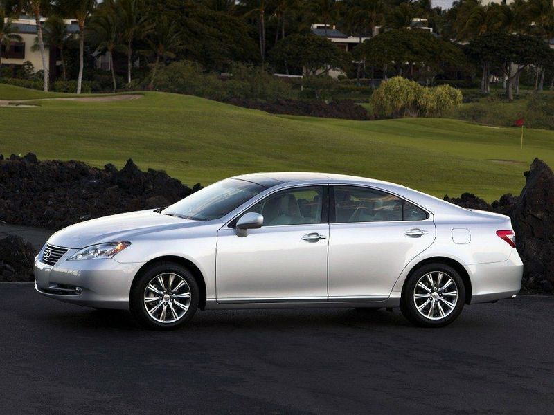 Lexus ES V، سيدان — منظر أمامي أيسر