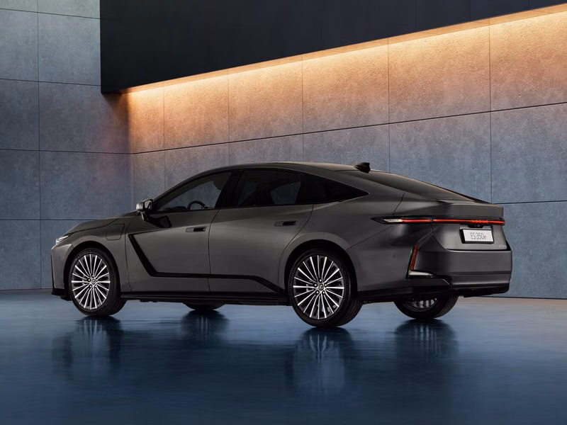 Lexus ES ثامناً، سيدان — منظر خلفي بزاوية ثلاثة أرباع