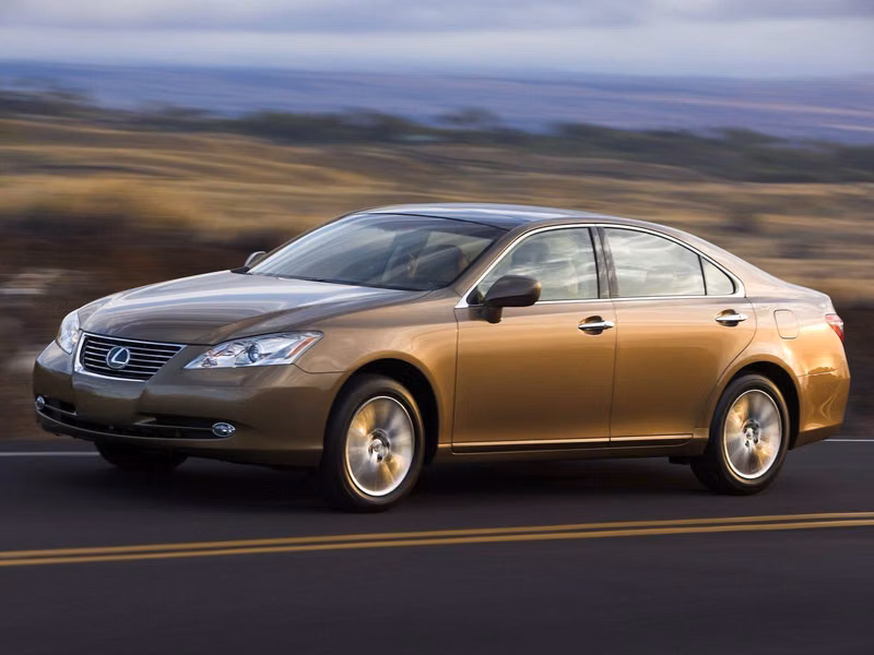 Lexus ES V، سيدان — منظر أمامي أيمن