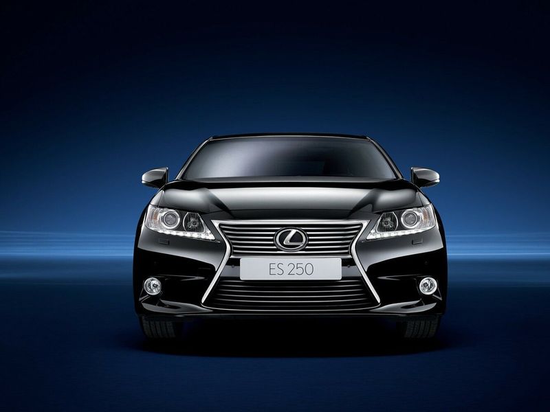 Lexus ES سادساً، سيدان — منظر أمامي