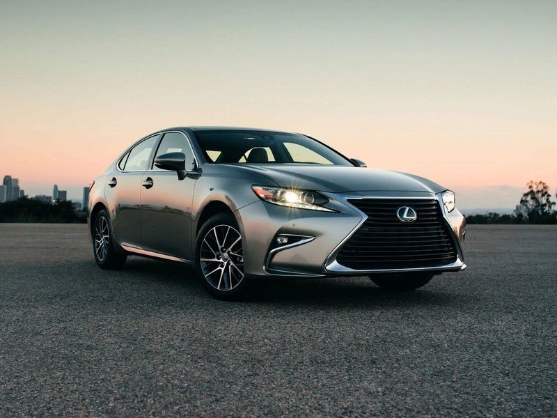 Lexus ES فيس ليفت السادس، سيدان — منظر أمامي أيسر