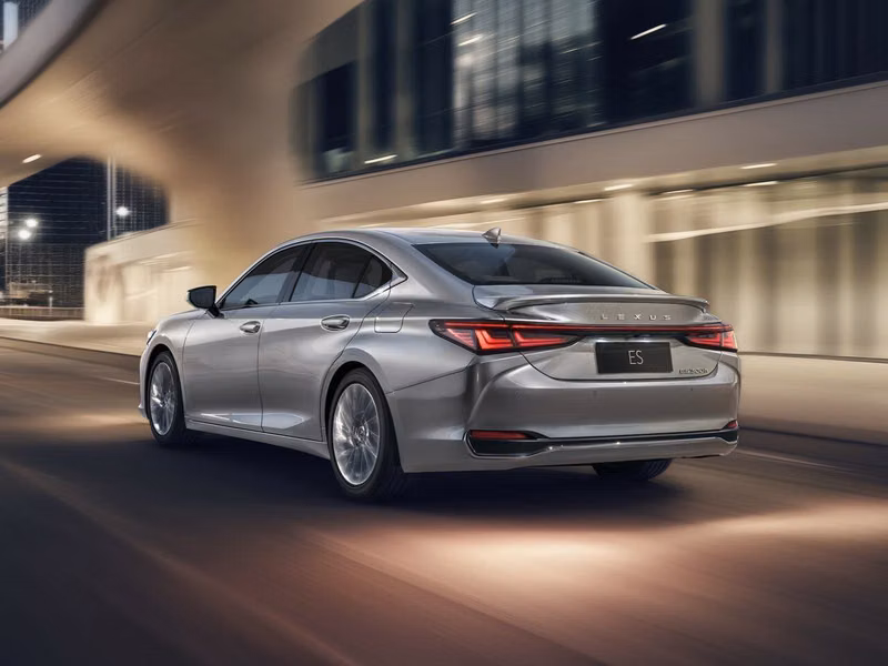 Lexus ES عملية فيس ليفت السابع 2، سيدان — منظر خلفي بزاوية ثلاثة أرباع