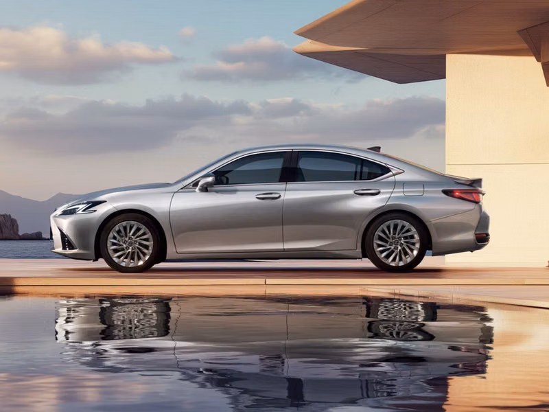Lexus ES عملية فيس ليفت السابع 2، سيدان — منظر من الجانب الأيسر