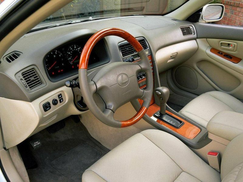 Lexus ES ثالثاً، سيدان — منطقة السائق