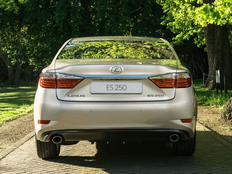 Lexus ES سادساً، سيدان — منظر خلفي