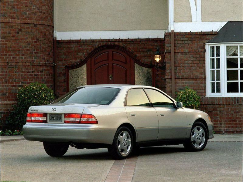 Lexus ES ثالثاً، سيدان — منظر خلفي أيمن