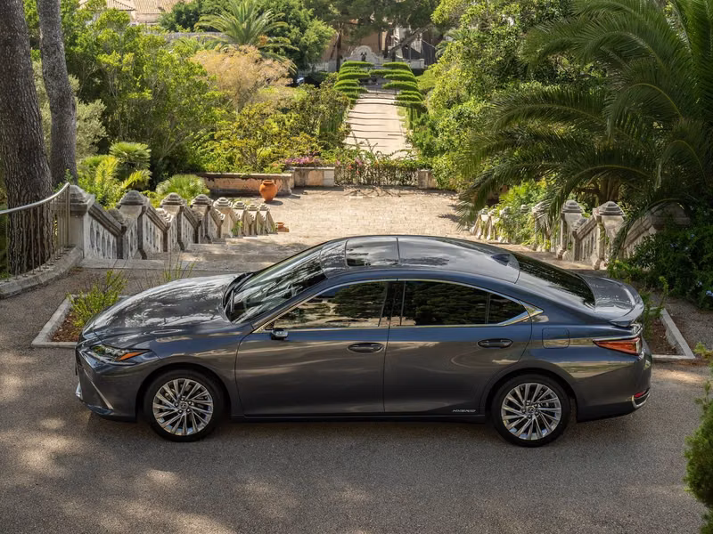 Lexus ES فيس ليفت السابع، سيدان — منظر من الجانب الأيسر