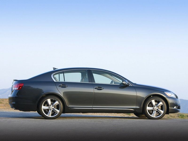 Lexus GS ثالثاً فيس ليفت، سيدان — منظر من الجانب الأيمن