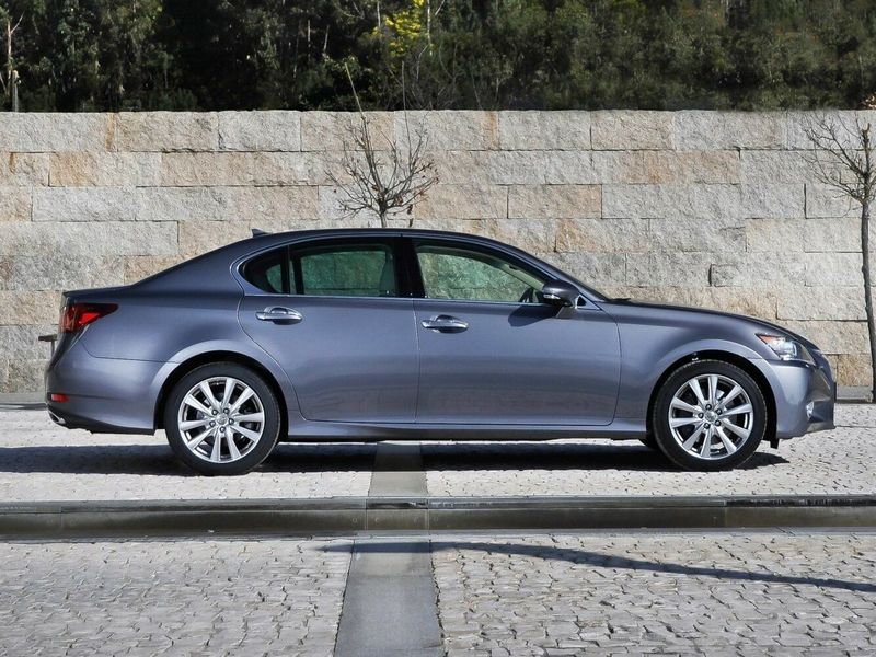 Lexus GS رابعاً، سيدان — منظر من الجانب الأيسر