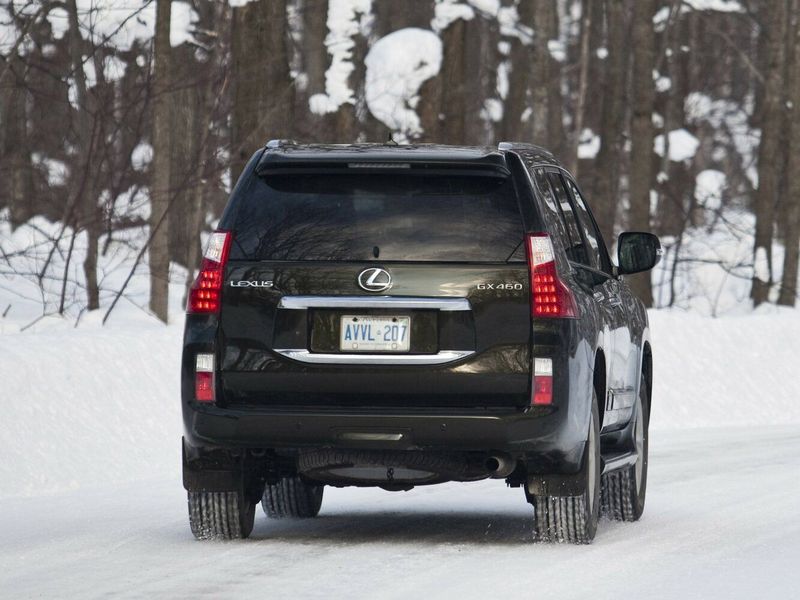 Lexus GX ثانياً، دفع رباعي 5 أبواب — منظر خلفي بزاوية ثلاثة أرباع