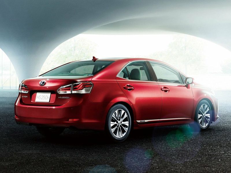 Lexus HS أنا فيس ليفت، سيدان — منظر خلفي أيمن