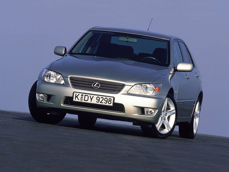 Lexus IS I، سيدان — منظر أمامي أيمن