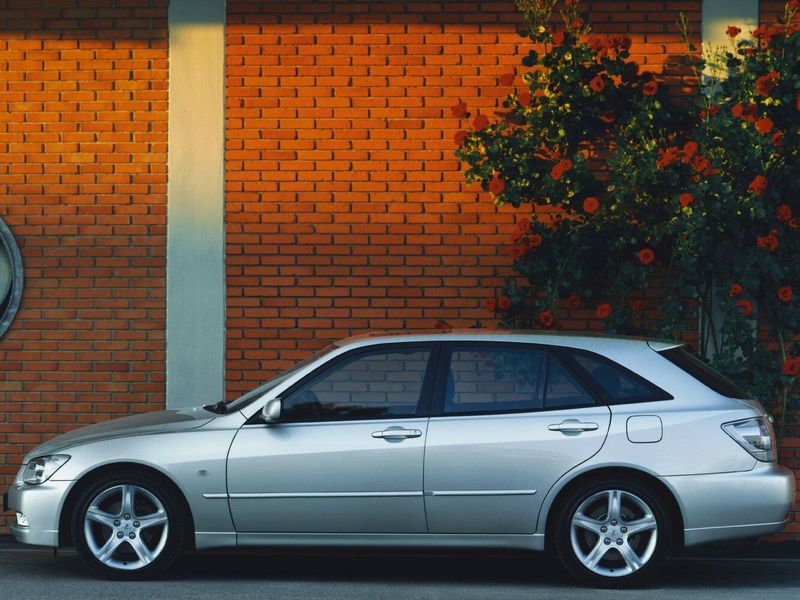Lexus IS I, Универсал 5 дв. — вид слева