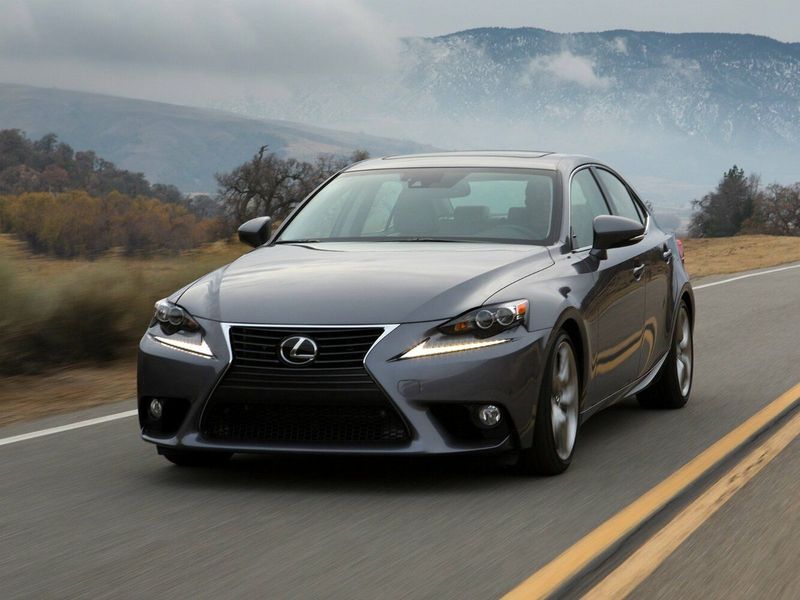 Lexus IS ثالثاً، سيدان — منظر أمامي أيمن