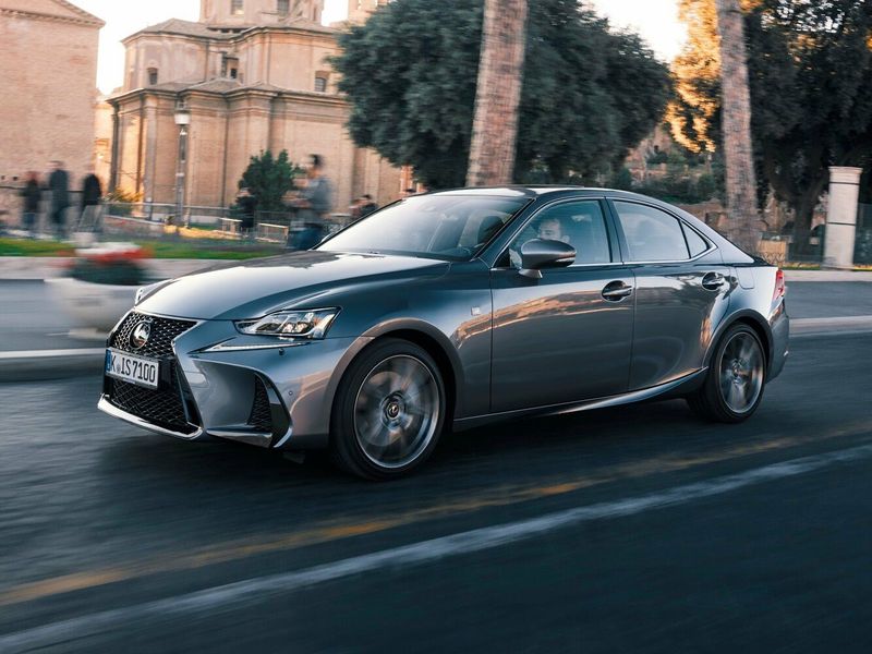 Lexus IS ثالثاً فيس ليفت، سيدان — منظر أمامي أيمن