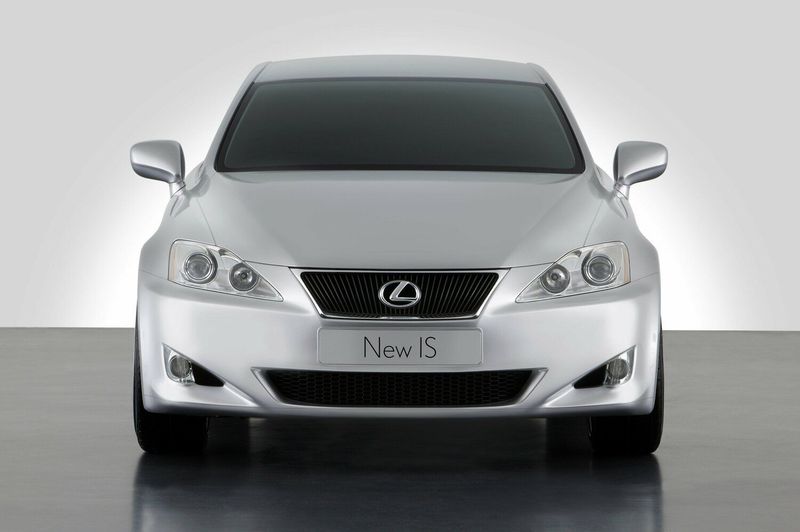 Lexus IS ثانياً، سيدان — منظر أمامي