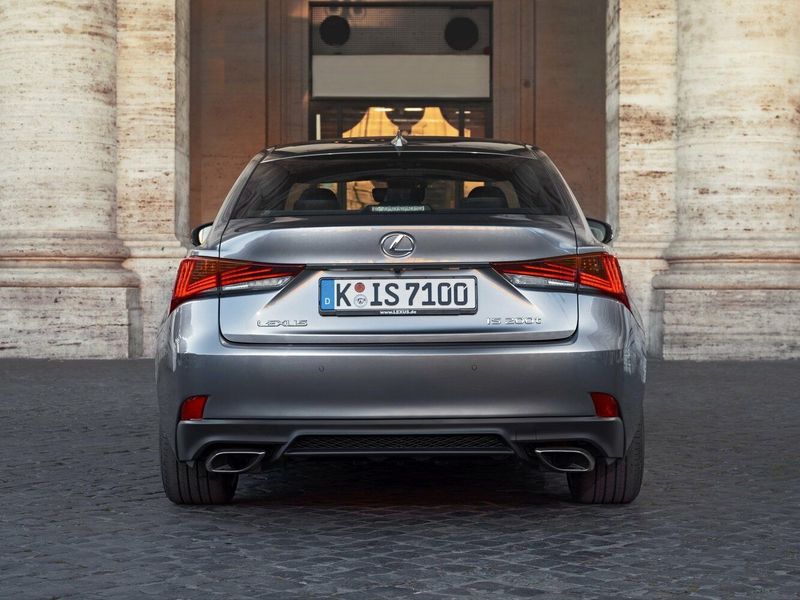 Lexus IS ثالثاً فيس ليفت، سيدان — منظر خلفي