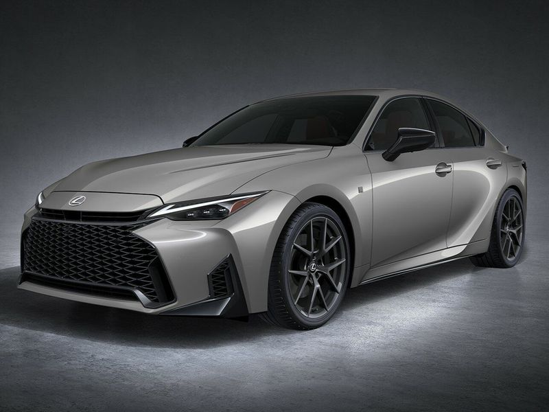 Lexus IS ثالثاً فيس ليفت 3، سيدان — منظر أمامي بزاوية ثلاثة أرباع