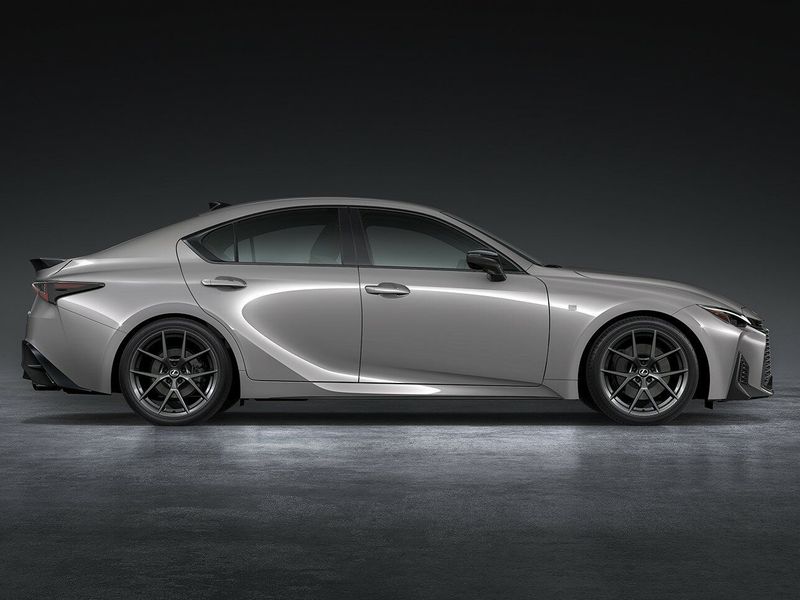 Lexus IS ثالثاً فيس ليفت 3، سيدان — منظر من الجانب الأيسر