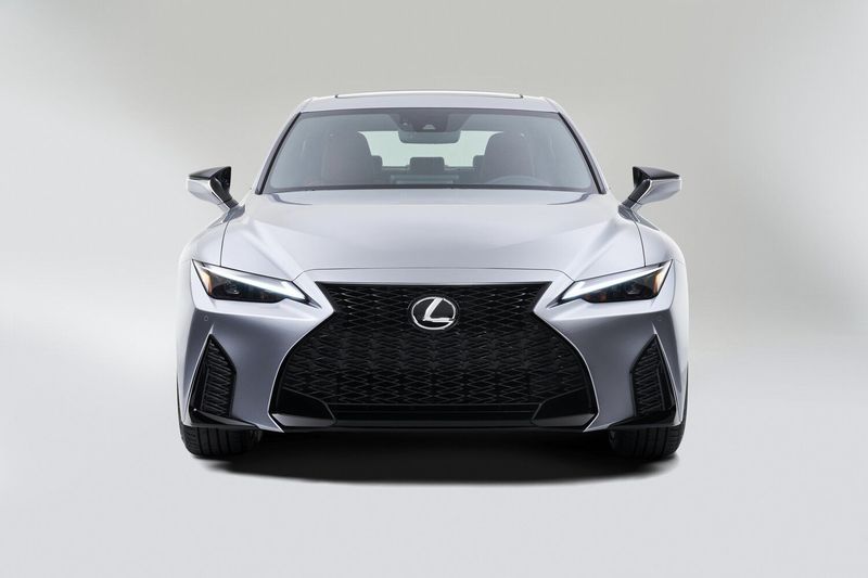Lexus IS ثالثاً فيس ليفت 2، سيدان — منظر أمامي