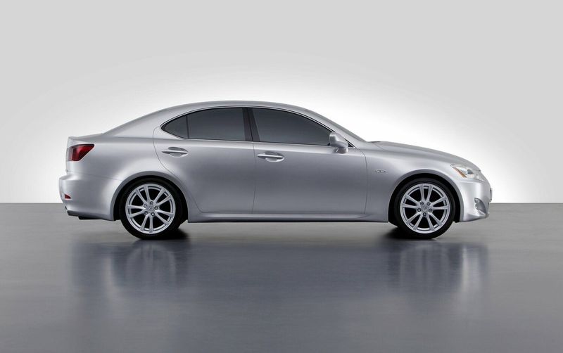 Lexus IS ثانياً، سيدان — منظر من الجانب الأيمن