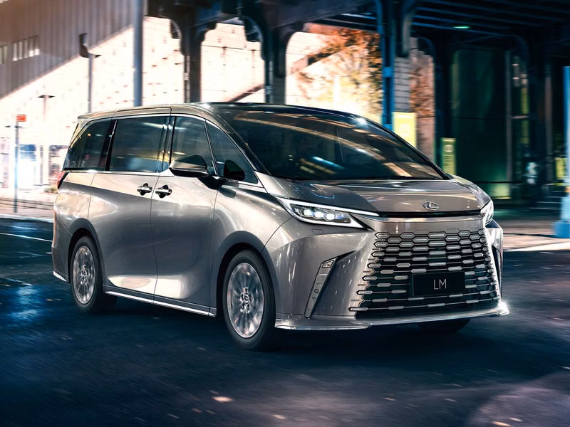 Lexus LM ثانياً، ميني فان — منظر أمامي بزاوية ثلاثة أرباع